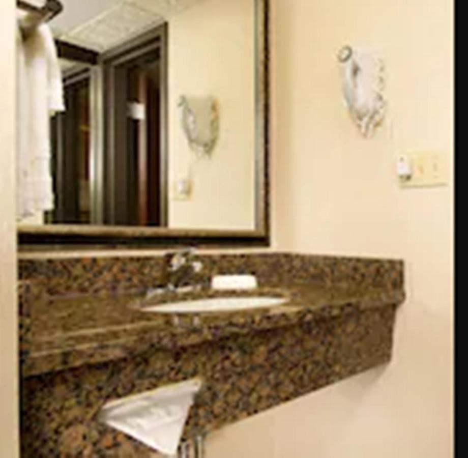 Hotel Lotus Kansas City Merriam 外观 照片