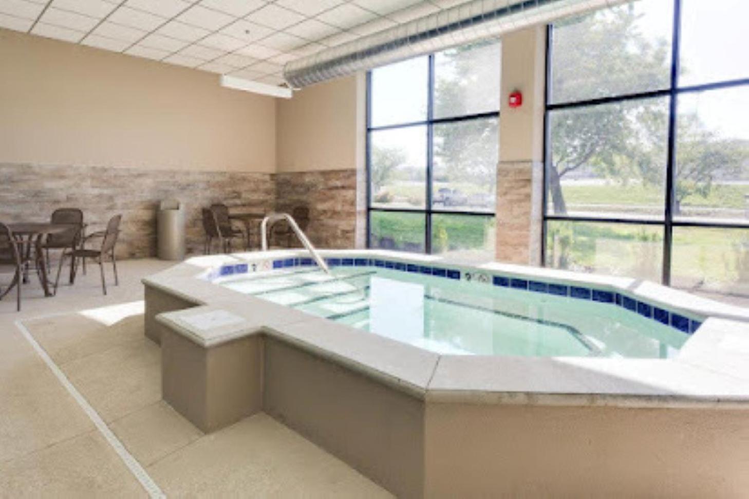 Hotel Lotus Kansas City Merriam 外观 照片