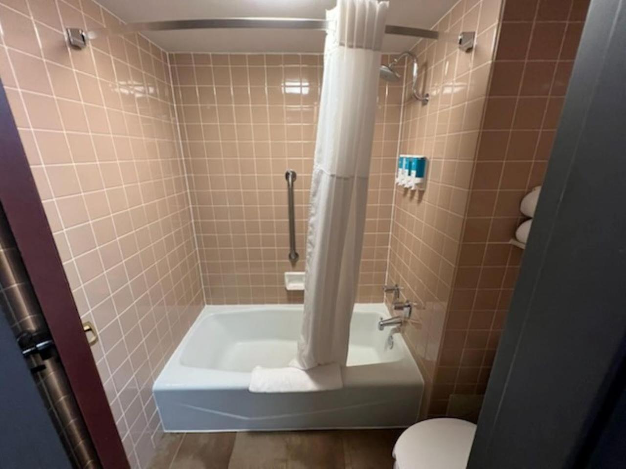 Hotel Lotus Kansas City Merriam 外观 照片